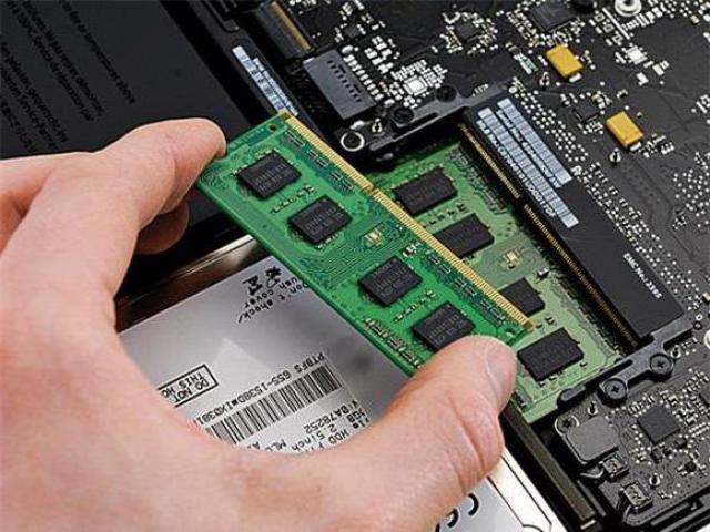 Jak zvýšit RAM v počítači pomocí flash disku