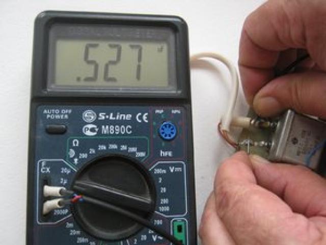 So überprüfen Sie den Kondensator: Wir überprüfen die Leistung des Kondensators mit einem Multimeter