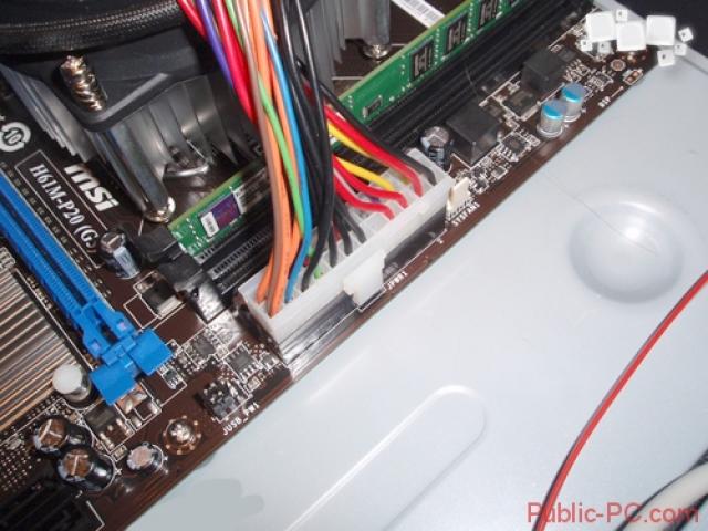 Si të lidhni daljet audio të panelit të përparmë me motherboard