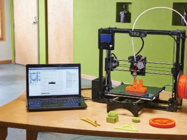 Kopje 3d të njerëzve në një printer biznesi